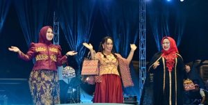 Zita Anjani Curi Perhatian di Runway Fashion Show Wastra Lamsel Fest 2025